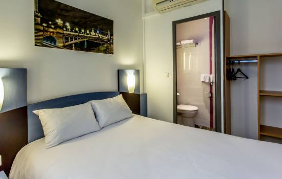 une chambre d'hotel avec un lit double